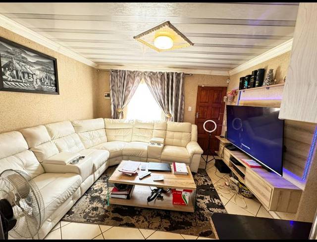 3 BEDROOM HOUSE FOR SALE IN ROSSLYN